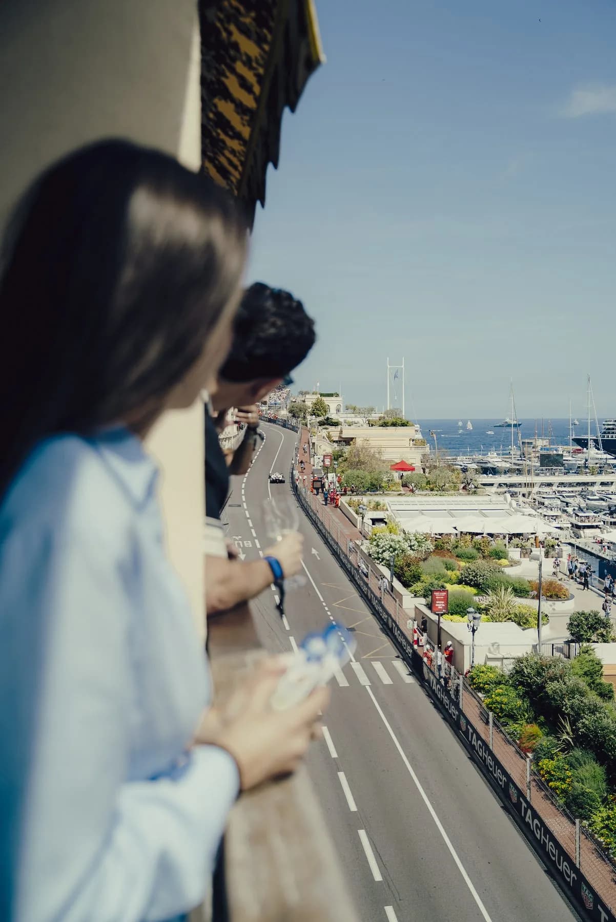 Invitée sur le balcon de la terrasse Gold Beau Rivage 4e étage pendant le Grand Prix de Monaco