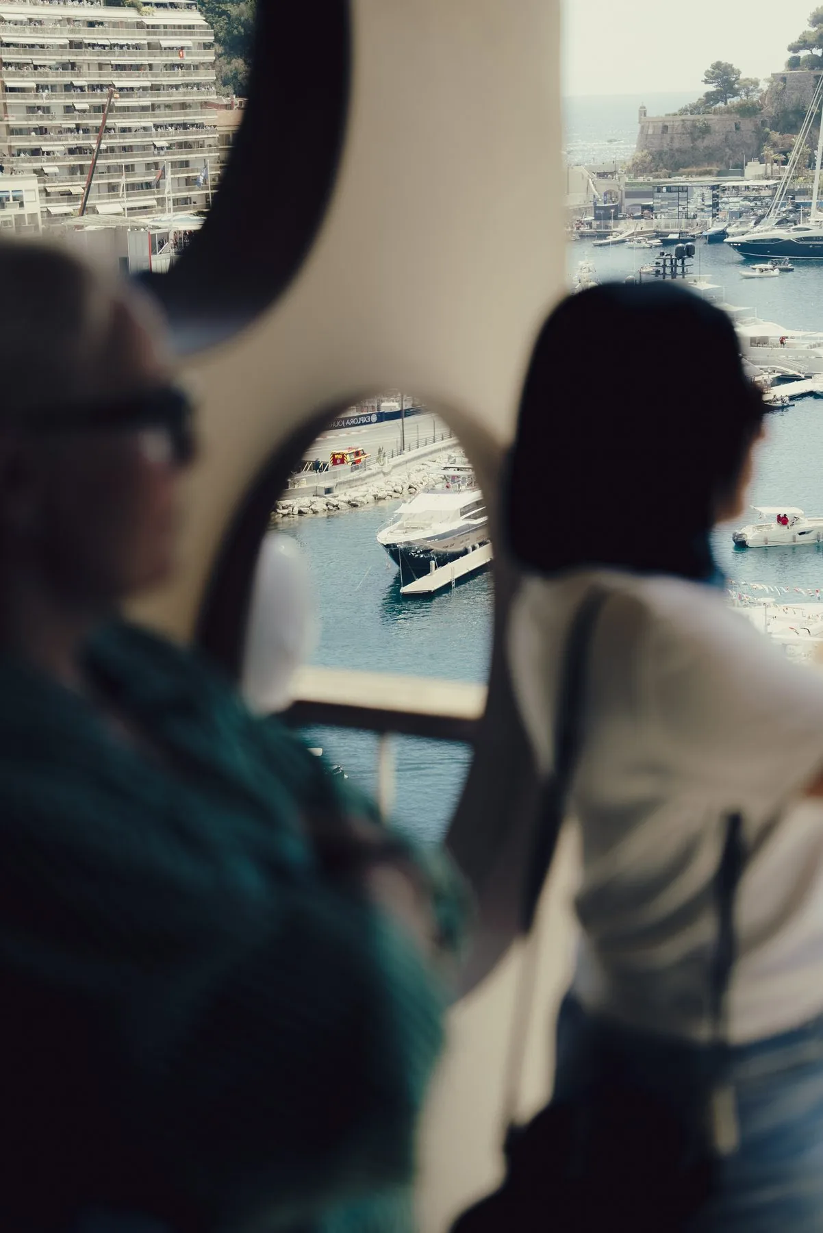 Invités observant le port depuis la terrasse Gold Beau Rivage 4e étage pendant le Grand Prix de Monaco
