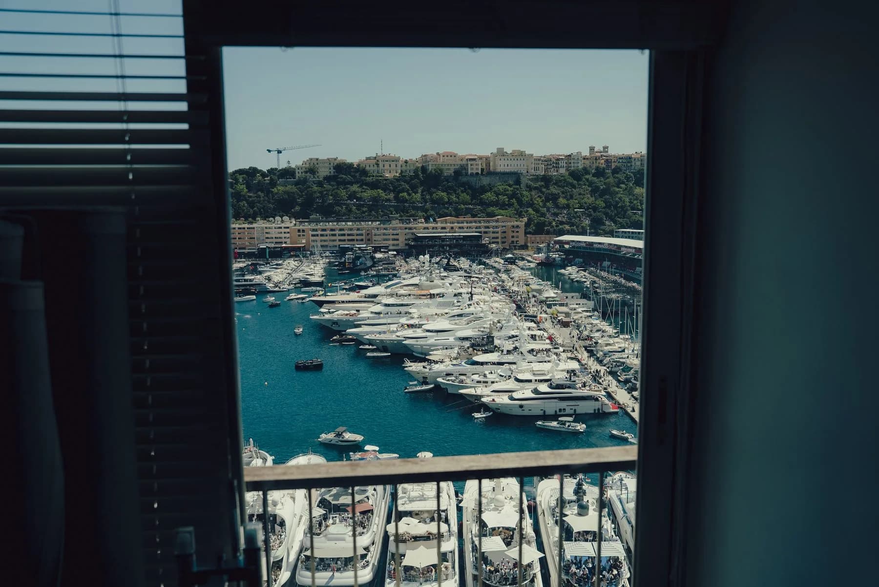 Vue sur le port de Monaco depuis la fenêtre de la terrasse Gold Beau Rivage 4e étage