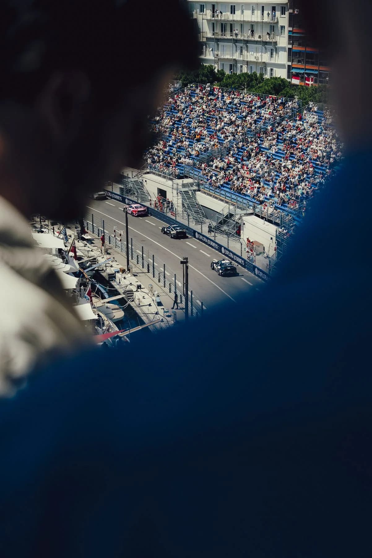 Vue sur la tribune et le circuit depuis la terrasse Gold Beau Rivage 4e étage pendant le Grand Prix