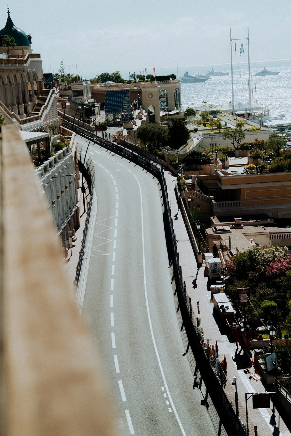 Vue sur la route du littoral depuis la terrasse Gold Beau Rivage 8e étage pendant le Grand Prix de Monaco