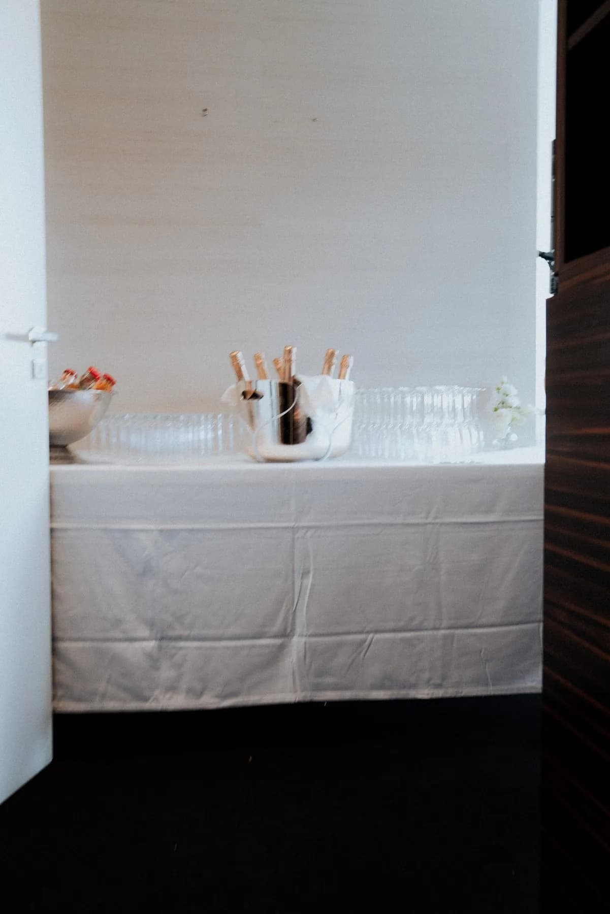 Table dressée en détail sur la terrasse Gold Beau Rivage 8e étage pendant le Grand Prix de Monaco