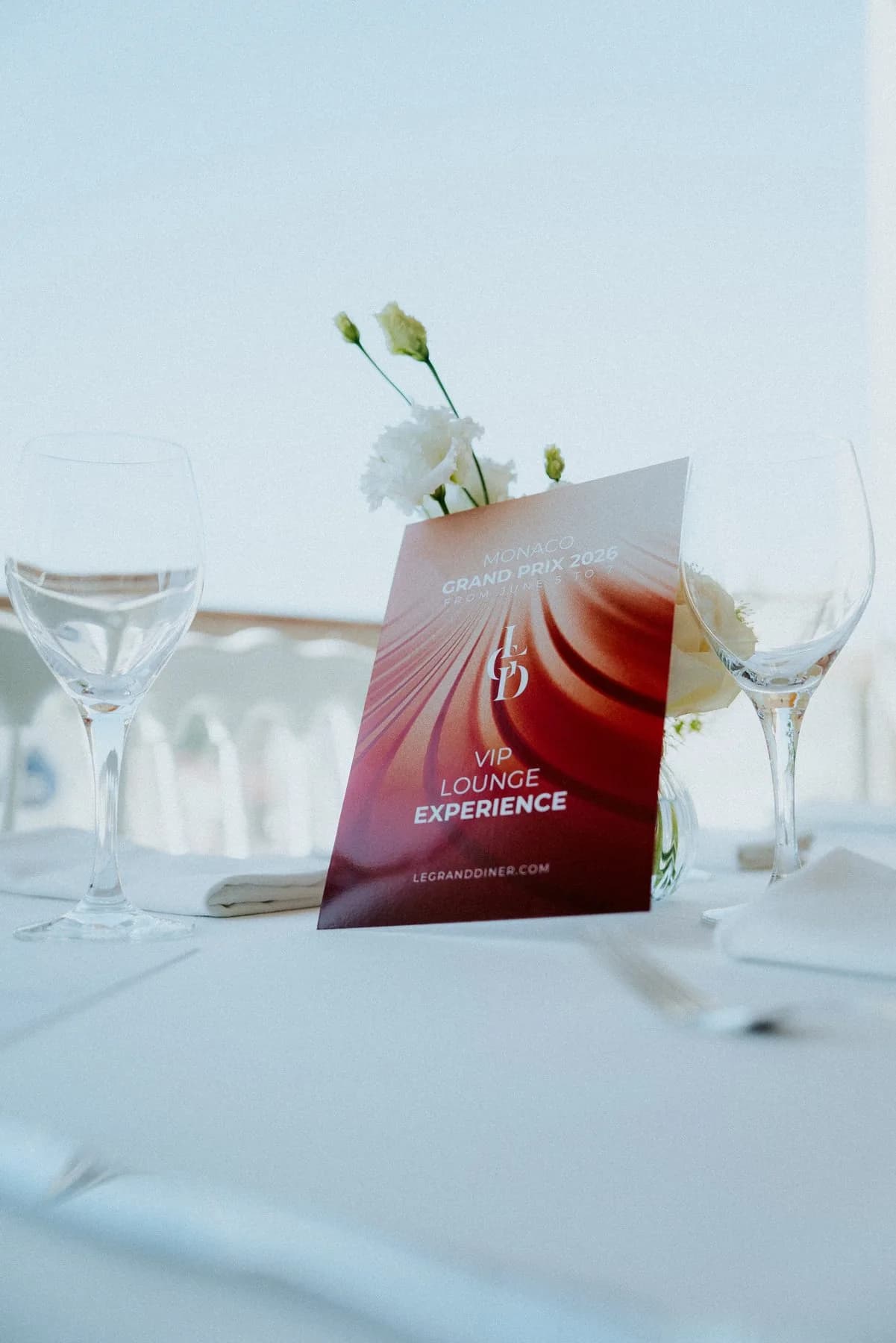 Table dressée avec menu sur la terrasse Gold Beau Rivage 8e étage pendant le Grand Prix de Monaco