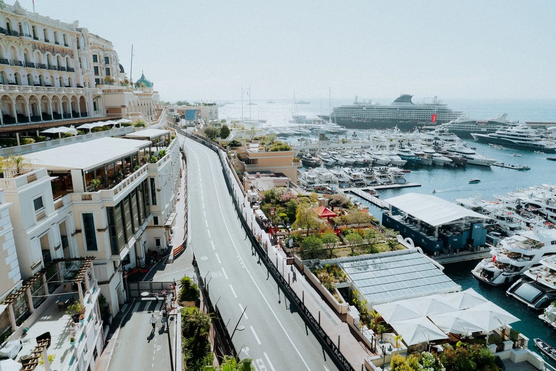 Vue sur la rue et le port depuis la terrasse Gold Beau Rivage 8e étage