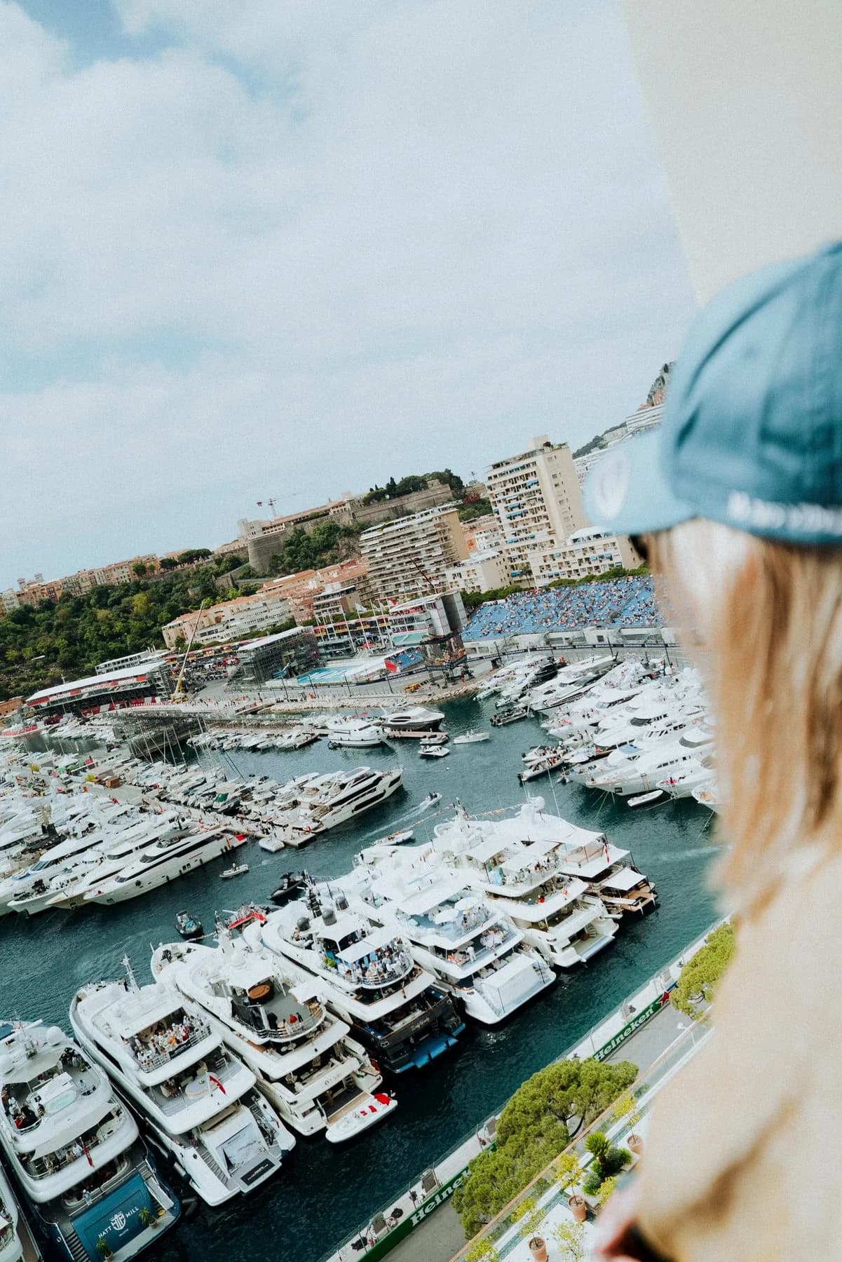 Vue aérienne sur le port et les yachts depuis la terrasse Gold Beau Rivage 8e étage