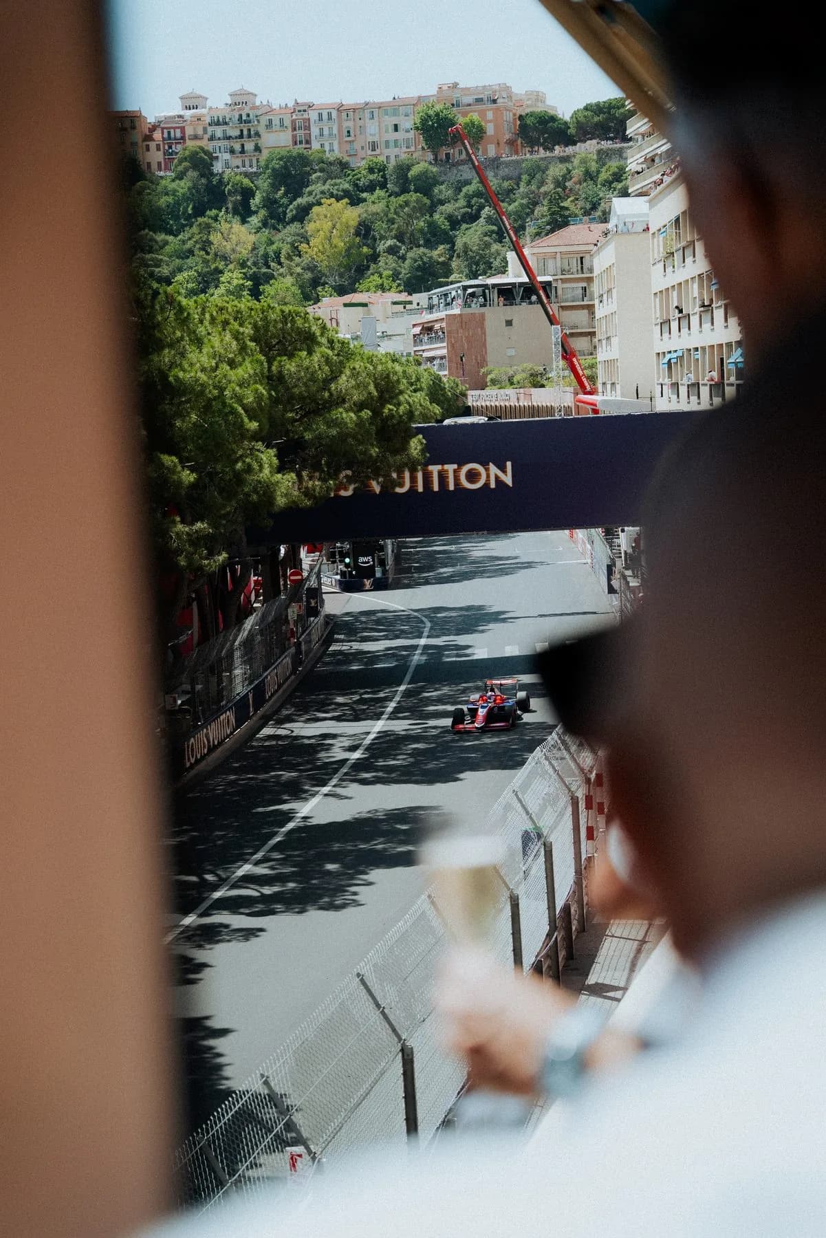 Monoplace en piste vue depuis la terrasse Bronze Caravelle, virage Louis Vuitton, pendant le Grand Prix de Monaco