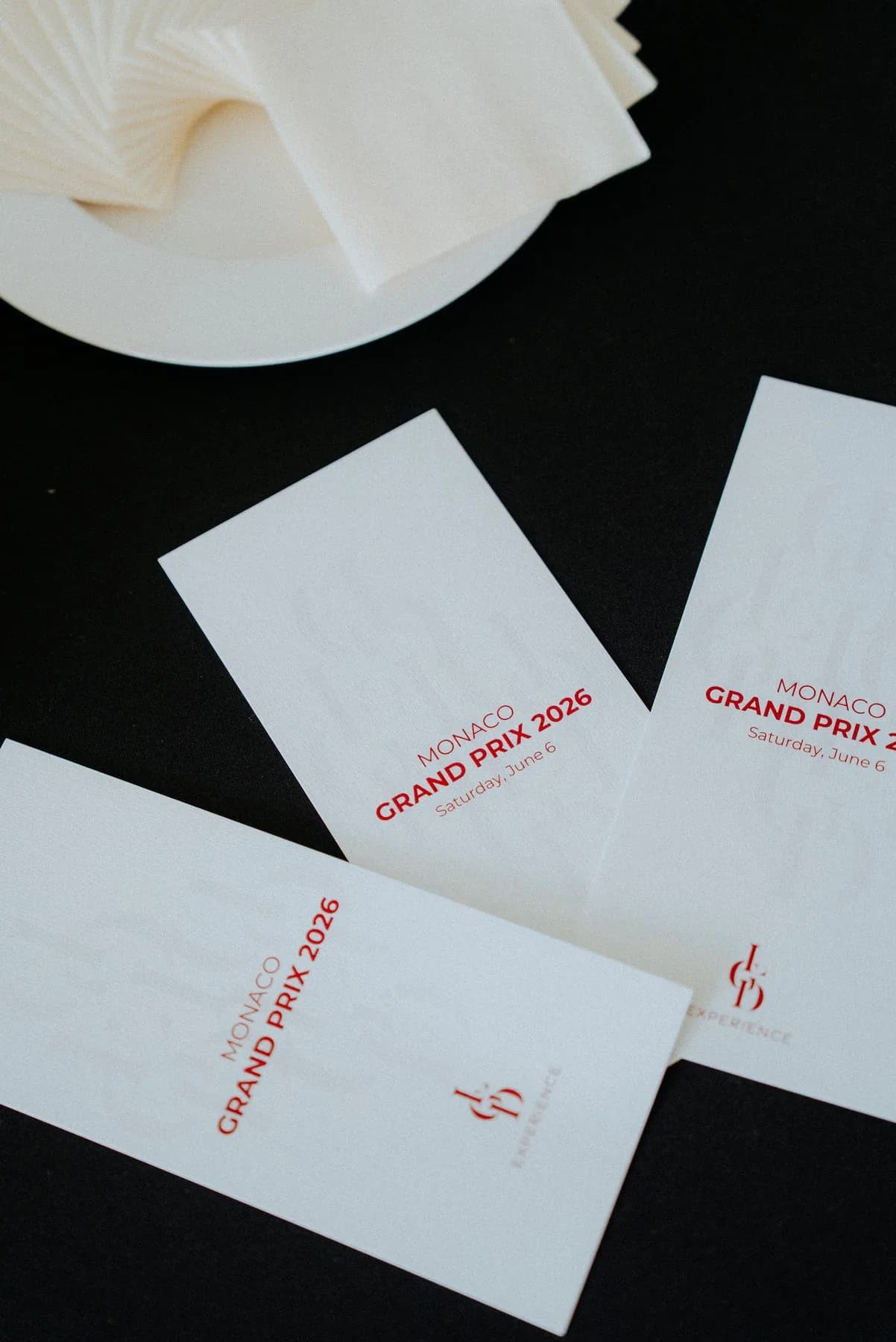 Cartons de table dressés sur la terrasse Bronze Caravelle pendant le Grand Prix de Monaco