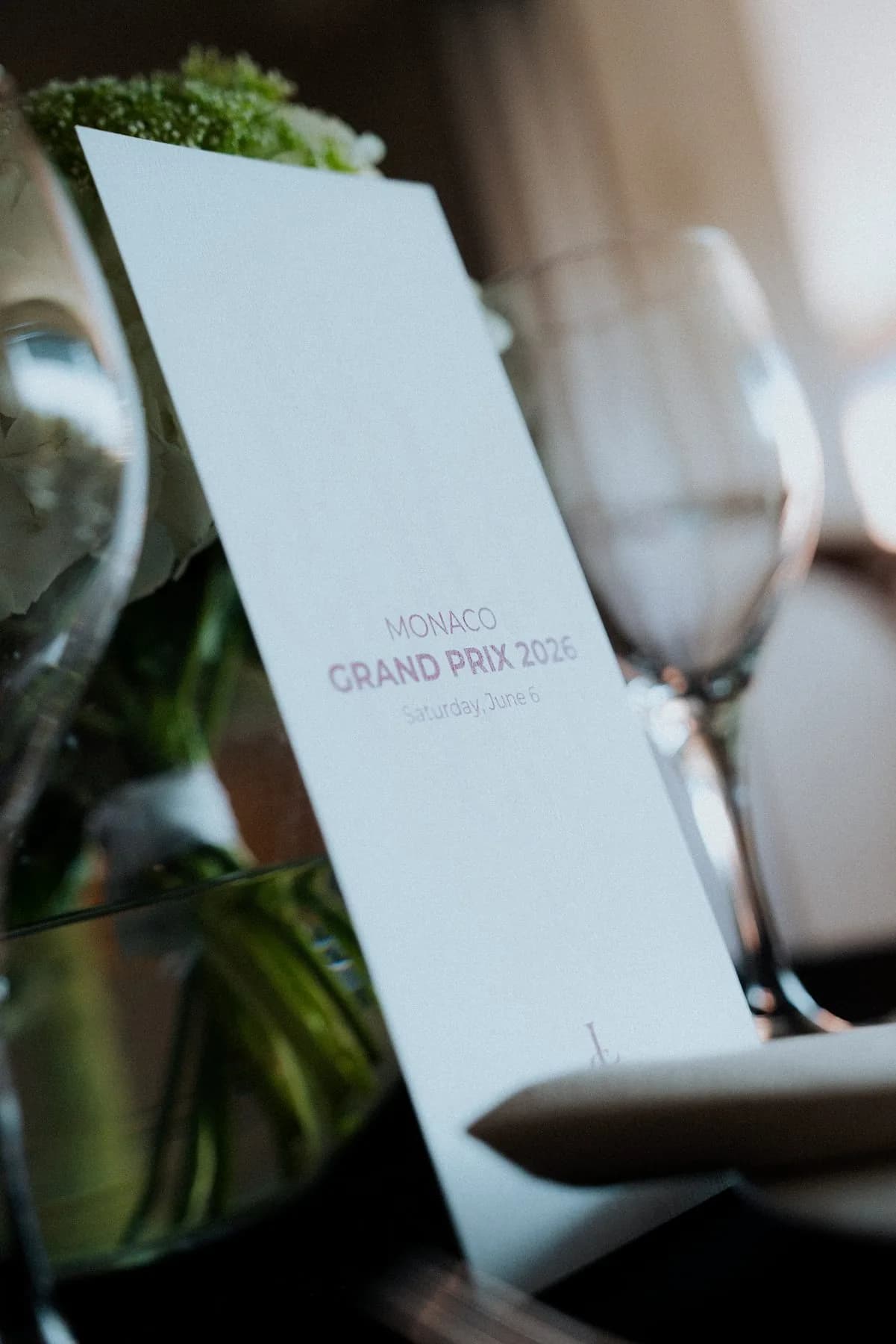 Bouquet et carte de table sur la terrasse Bronze Caravelle pendant le Grand Prix de Monaco