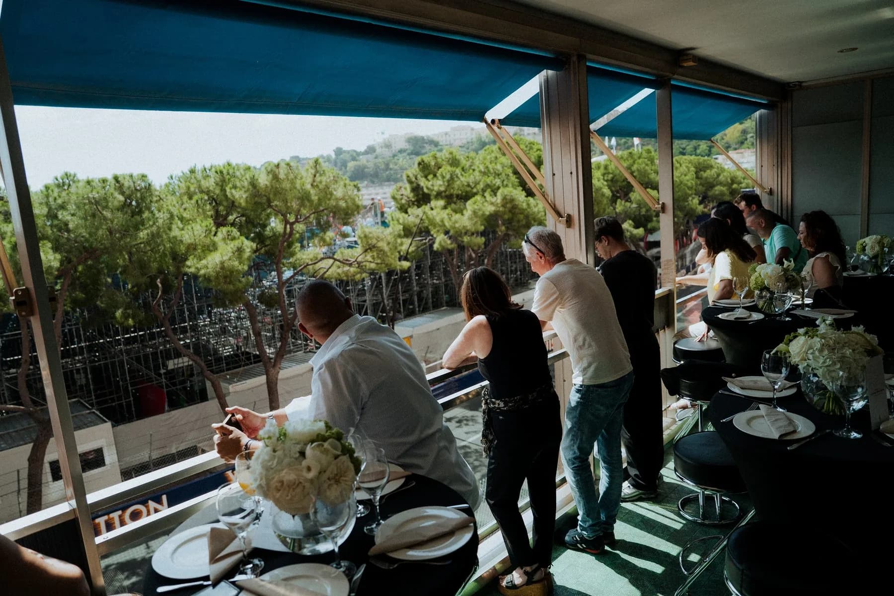 Vue sur la terrasse Bronze Caravelle et le circuit pendant le Grand Prix de Monaco